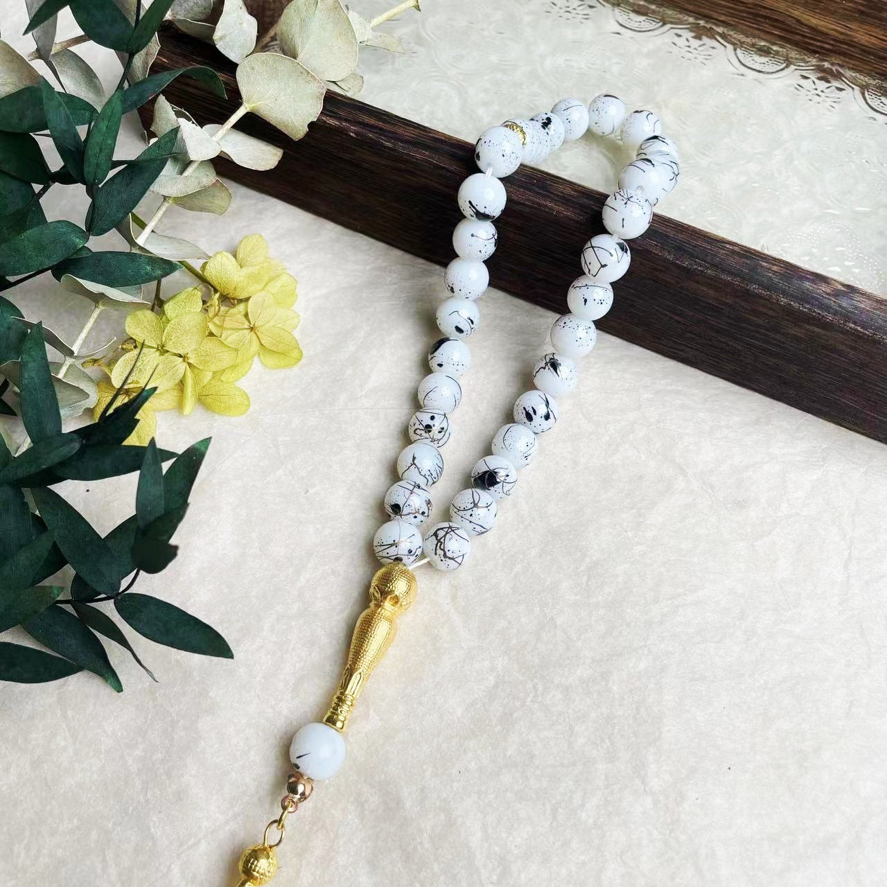 33-piece Gold Tassel Glass Bracelet With 10mm Large Flower Beads 📿                                                               . 33-delige gouden armband met kwastjes en glazen kralen, inclusief grote bloemkralen van 10 mm📿