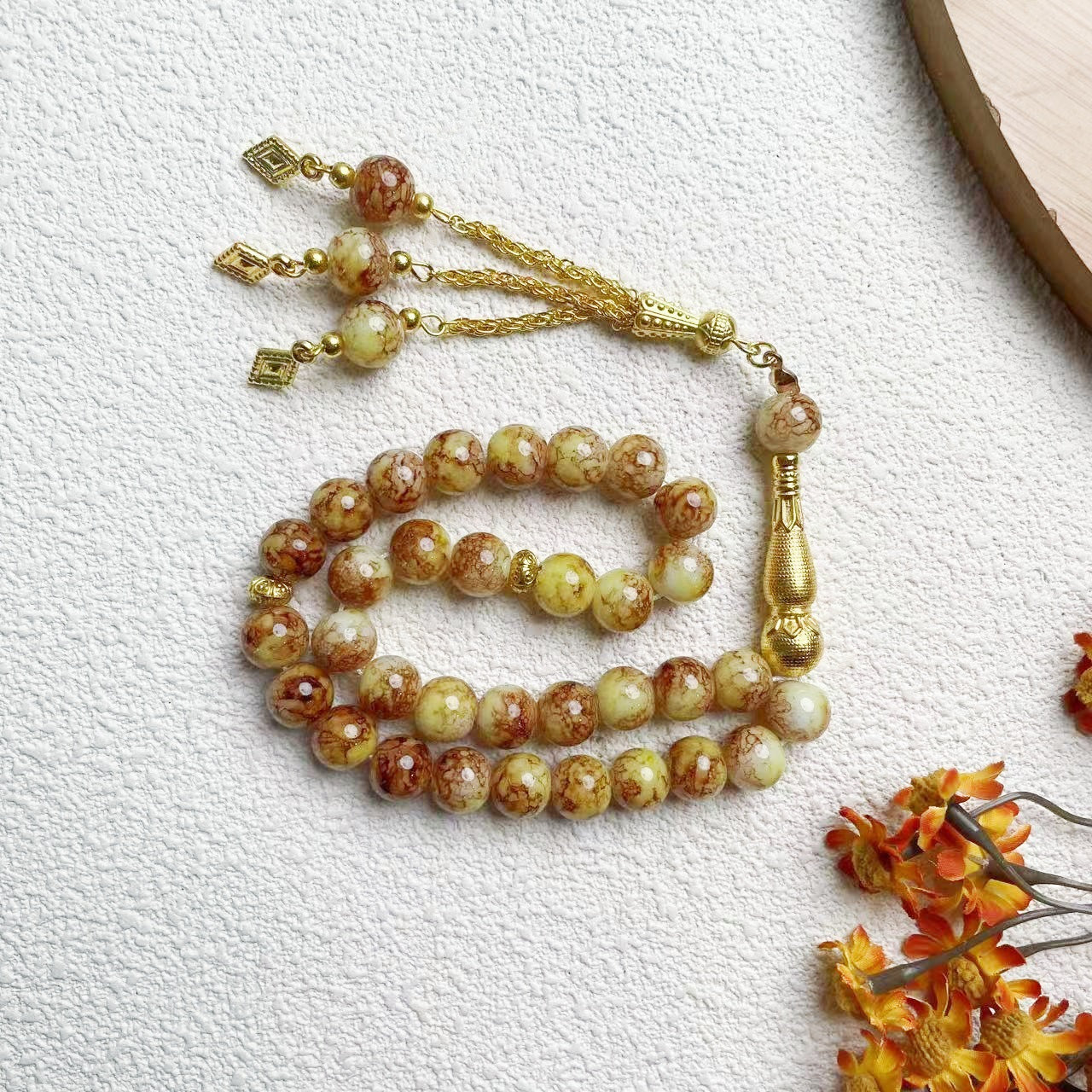 33-piece Gold Tassel Glass Bracelet With 10mm Large Flower Beads 📿                                                               . 33-delige gouden armband met kwastjes en glazen kralen, inclusief grote bloemkralen van 10 mm📿