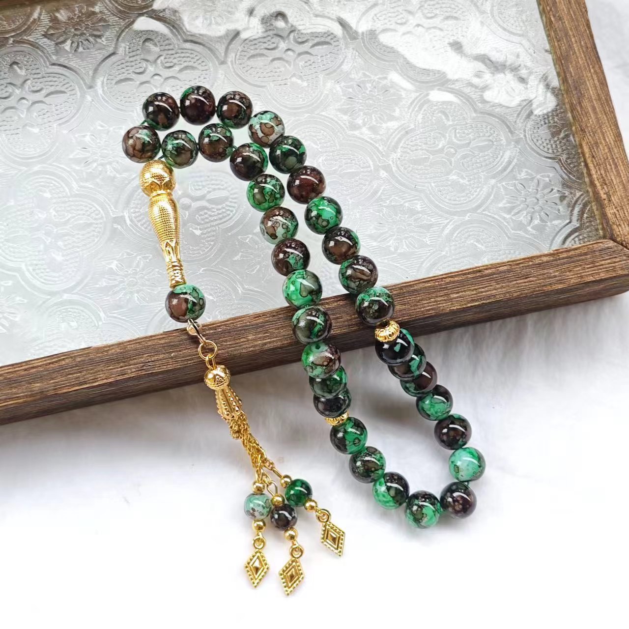 33-piece Gold Tassel Glass Bracelet With 10mm Large Flower Beads 📿                                                               . 33-delige gouden armband met kwastjes en glazen kralen, inclusief grote bloemkralen van 10 mm📿