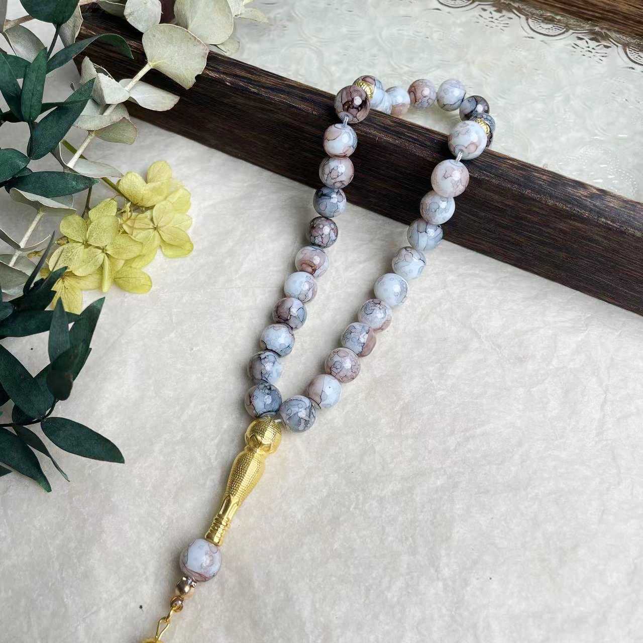 33-piece Gold Tassel Glass Bracelet With 10mm Large Flower Beads 📿                                                               . 33-delige gouden armband met kwastjes en glazen kralen, inclusief grote bloemkralen van 10 mm📿